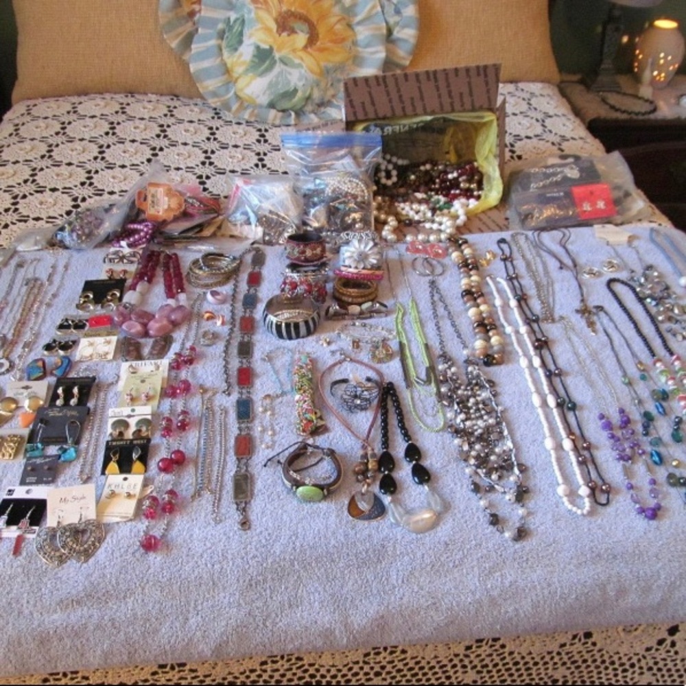 40 pc bundle of jewelry